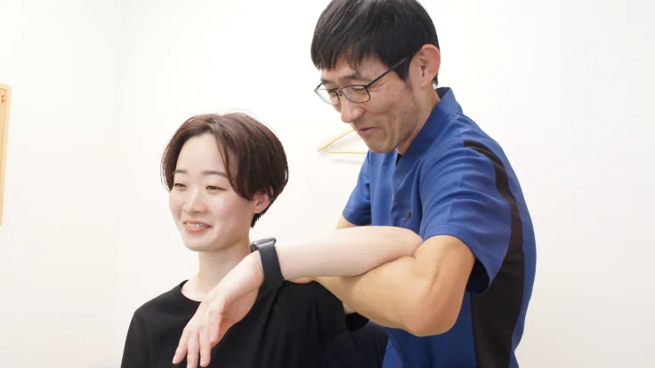 施術前にお体の状態を確認する様子