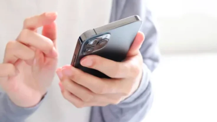 スマートフォンで予約をする様子