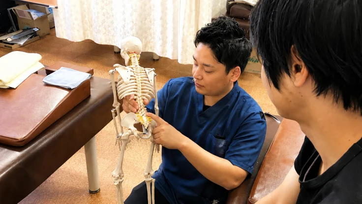 骨格模型を使って体の状態を説明する様子