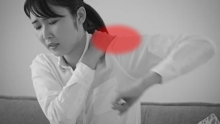 肩こりの女性の写真