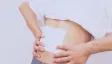 湿布を貼る腰