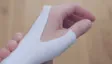 湿布を貼る